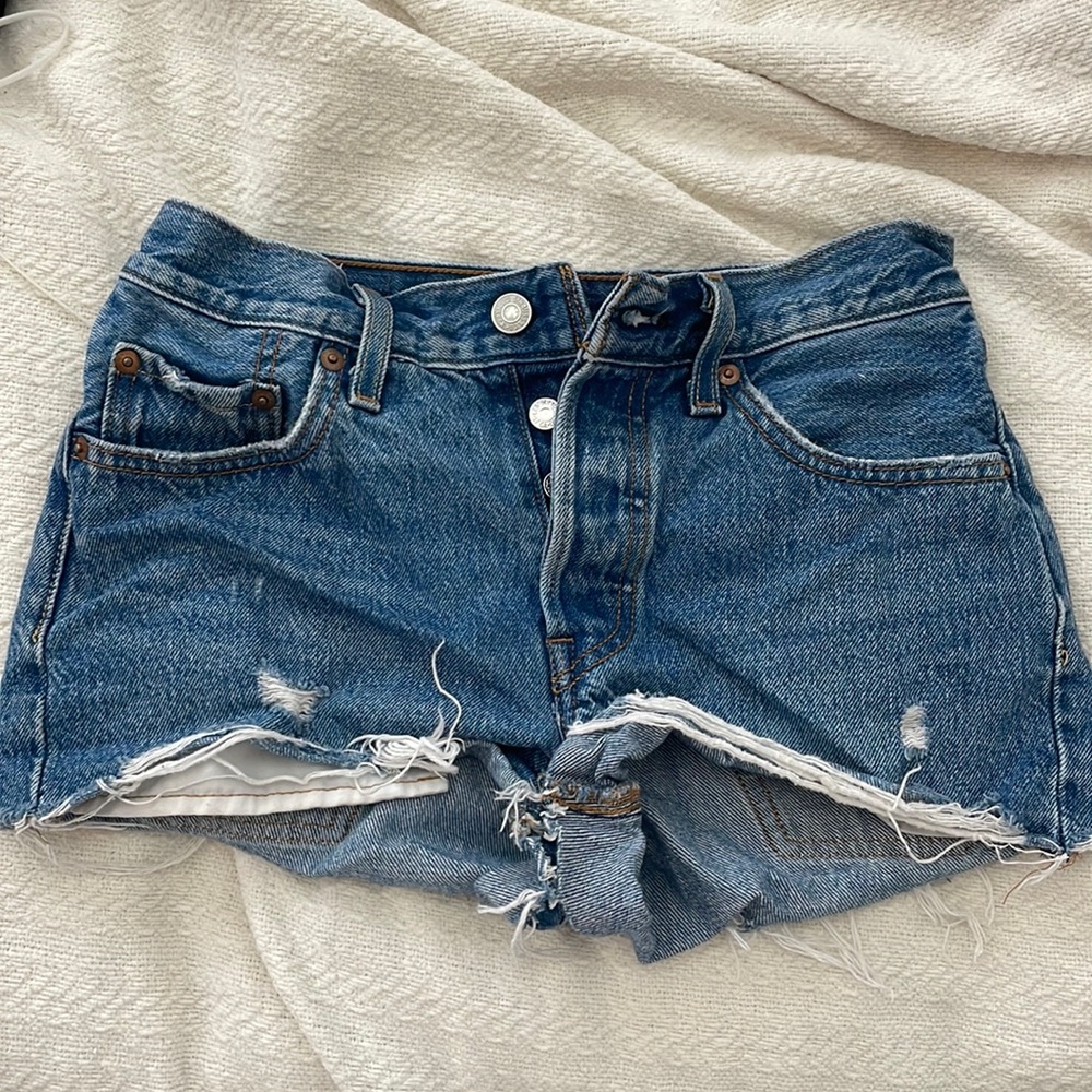 VINTAGE LEVI 501 SHORTS - SIZE 24
